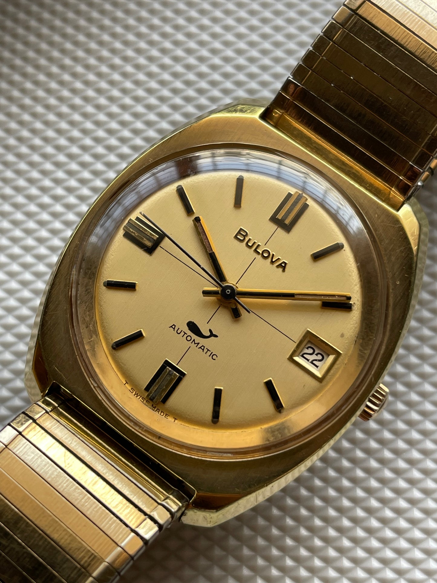 Bulova Sea King Automatic Watch – Gold Plated with Linen Dial – Vintage Style from Zaeem Watches
