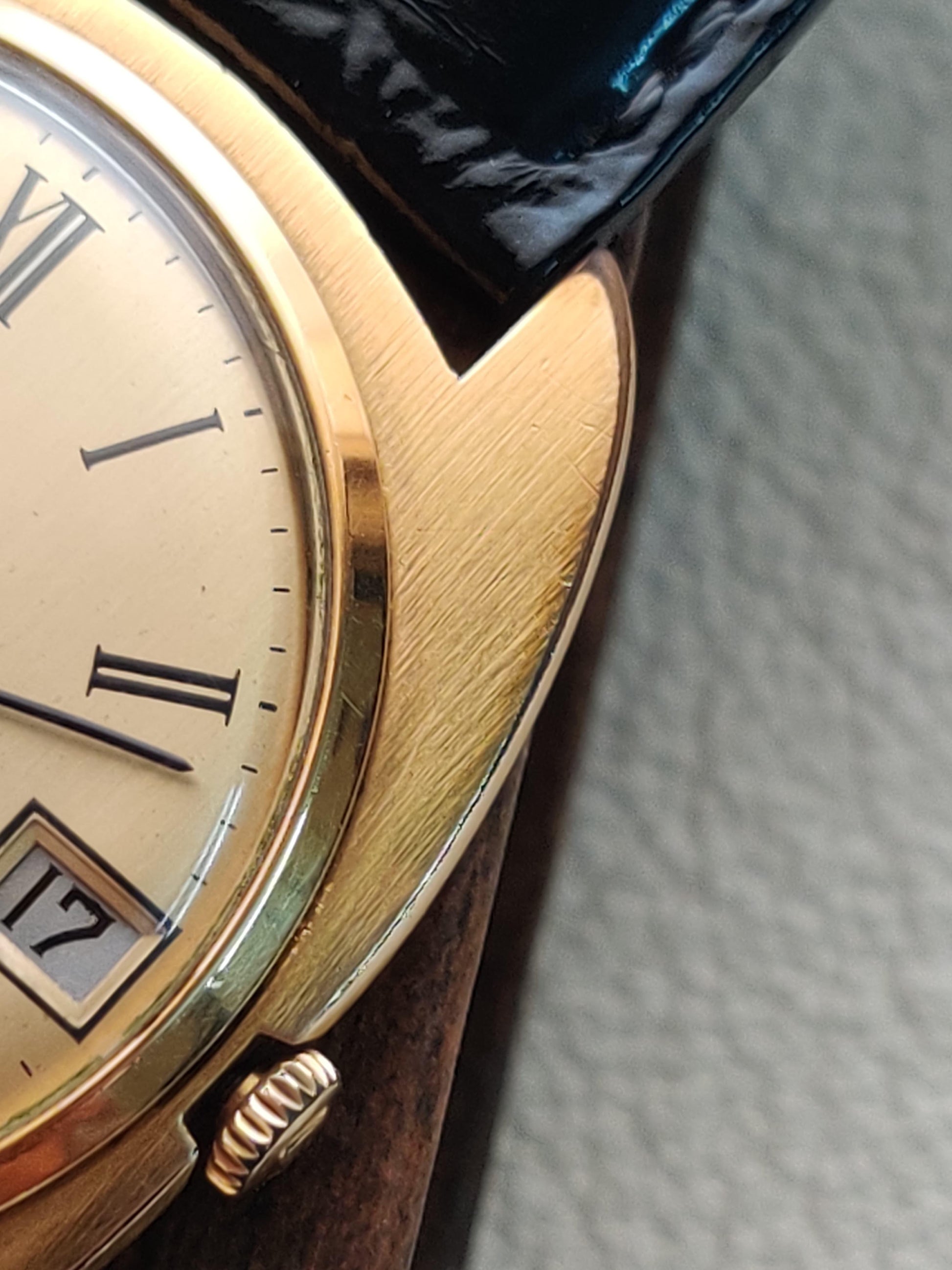 Universal Geneve Gilt Shadow – Ultra-Thin Dress Watch with Gold Dial from Zaeem Watches