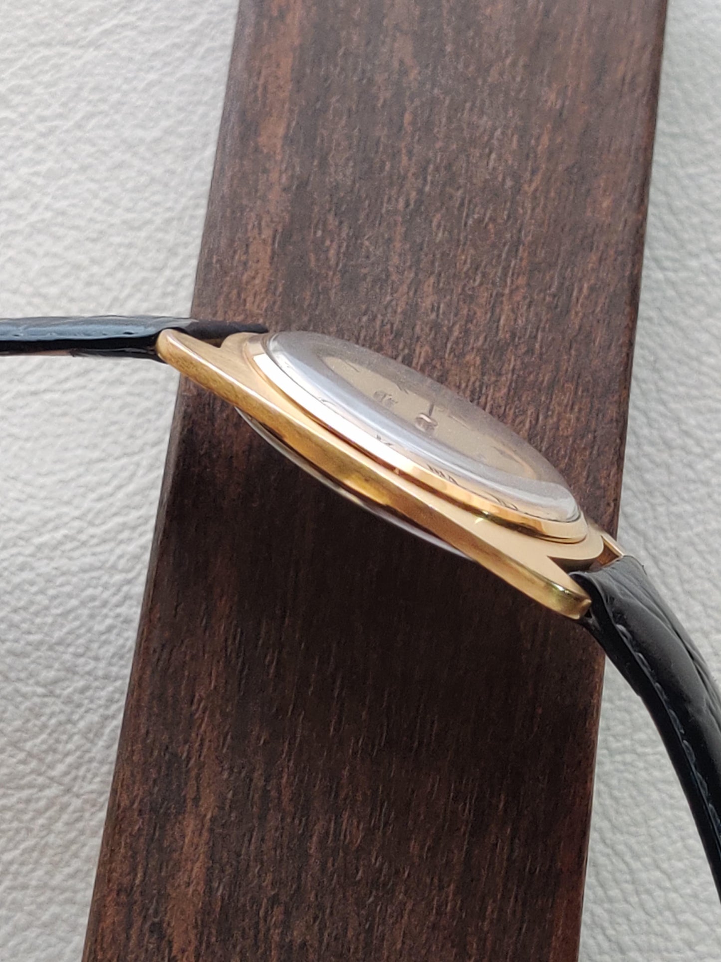Universal Geneve Gilt Shadow – Ultra-Thin Dress Watch with Gold Dial from Zaeem Watches