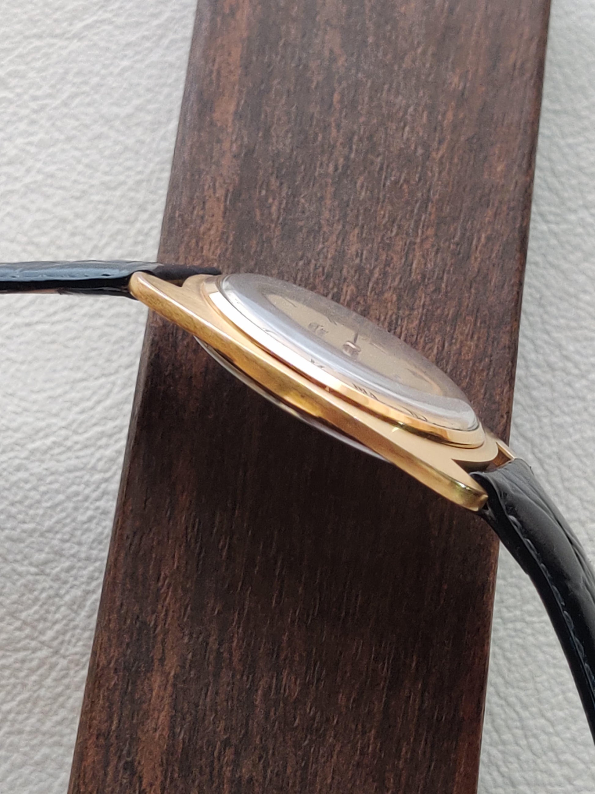 Universal Geneve Gilt Shadow – Ultra-Thin Dress Watch with Gold Dial from Zaeem Watches